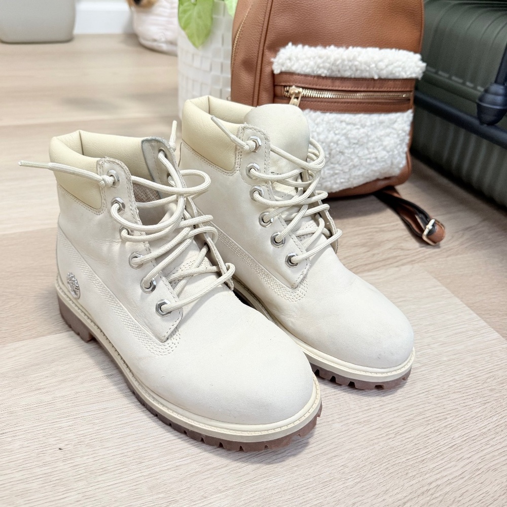 Timberland Boots in Light Ivory - Picture 2 of 8